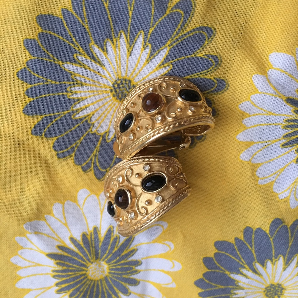 (2/$10) Variety of vintage earrings (one piece) - Picture 2 of 3